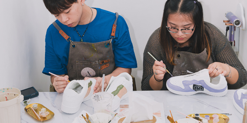 Artistra Studio People Painting Sneakers